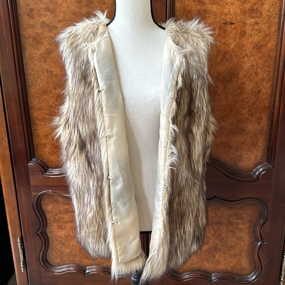 Charlotte Russe Faux Fur Vest - Picture 9 of 14
